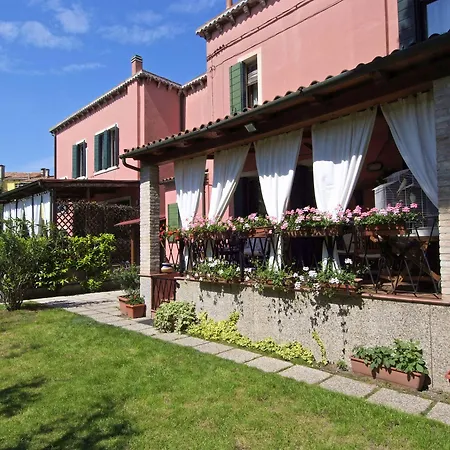 לינה וארוחת בוקר Dacri 3*